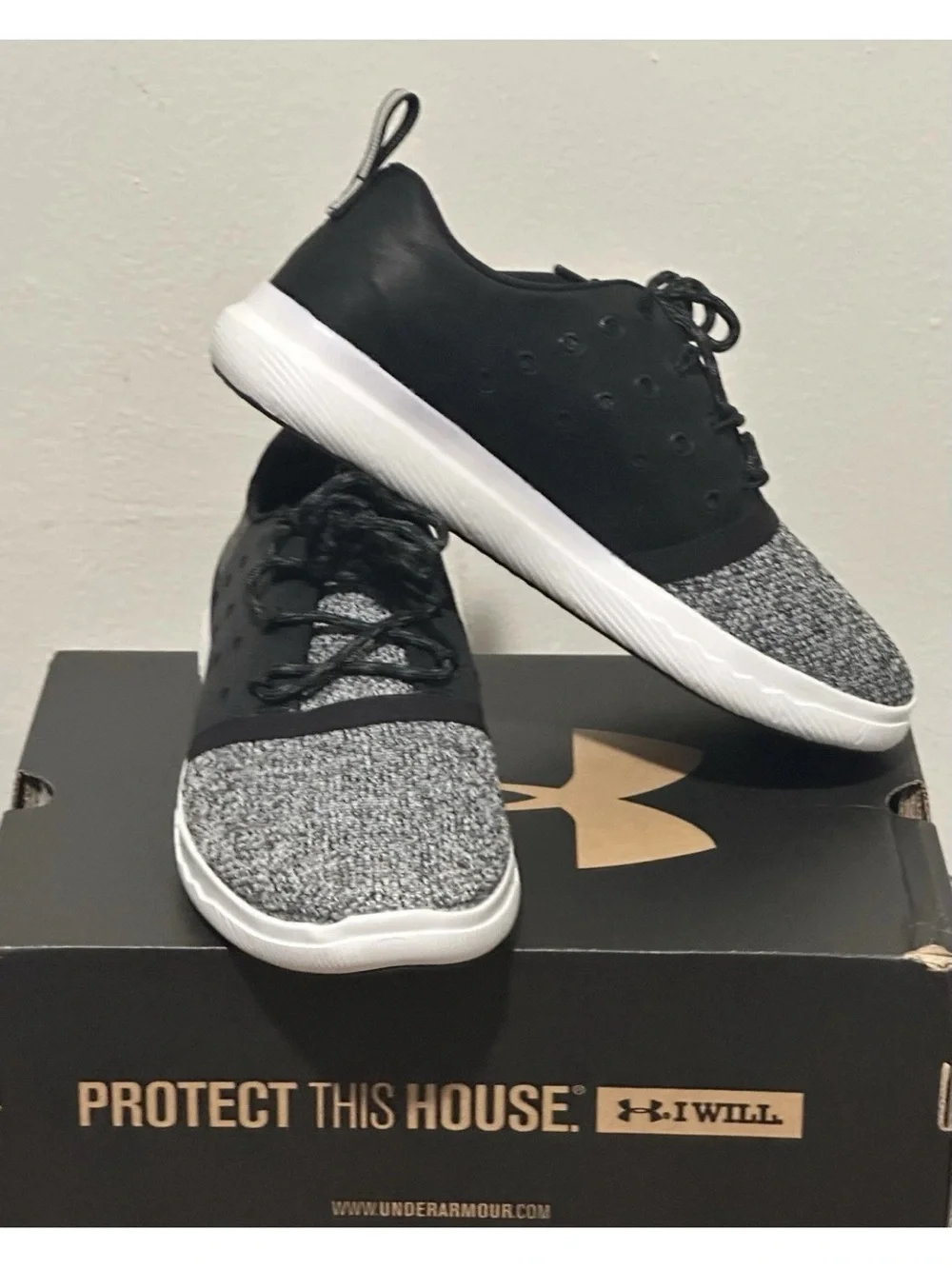 Under Armour Womens Charged Gray/Black Shoes Sneakers Sz 5.5